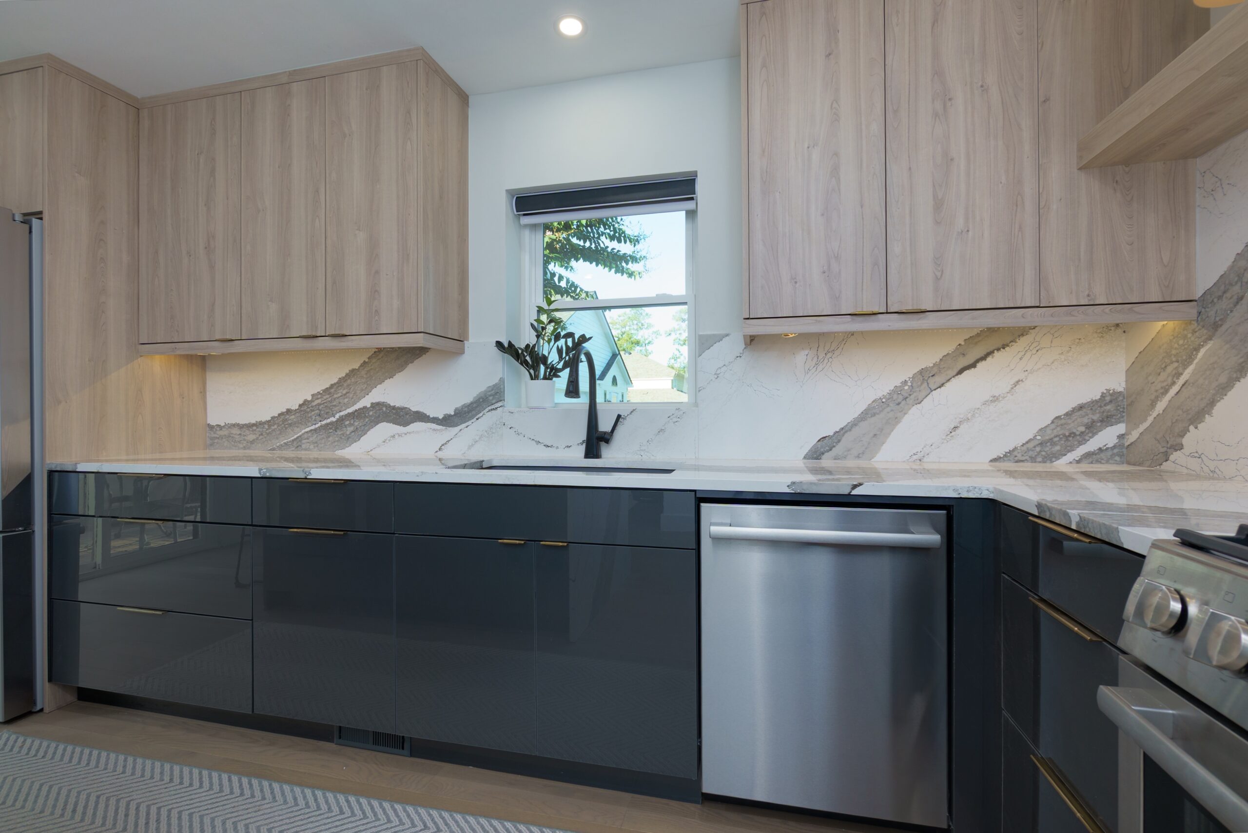 black bottom cabinets with neutral cabinets on top