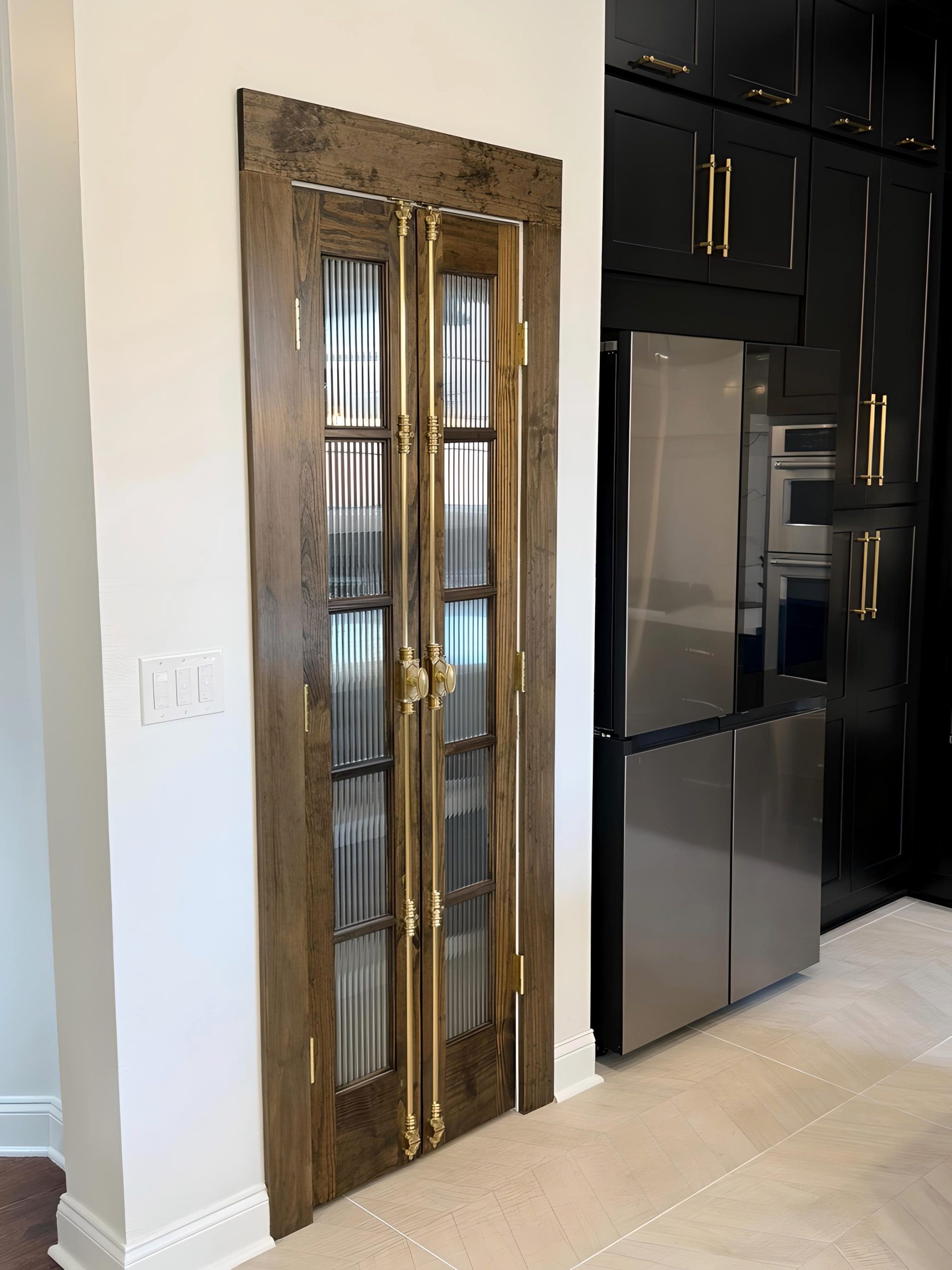wooden pantry door with ribbed glass windows and jewelry knobs