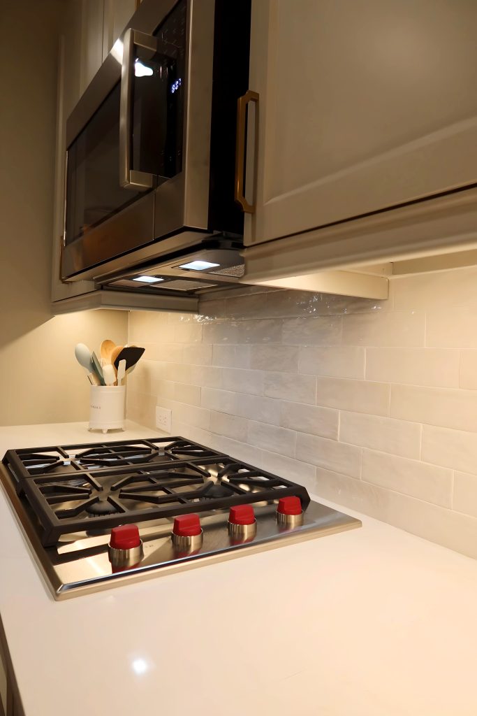 Undercabinet lighting with an offset subway tile
