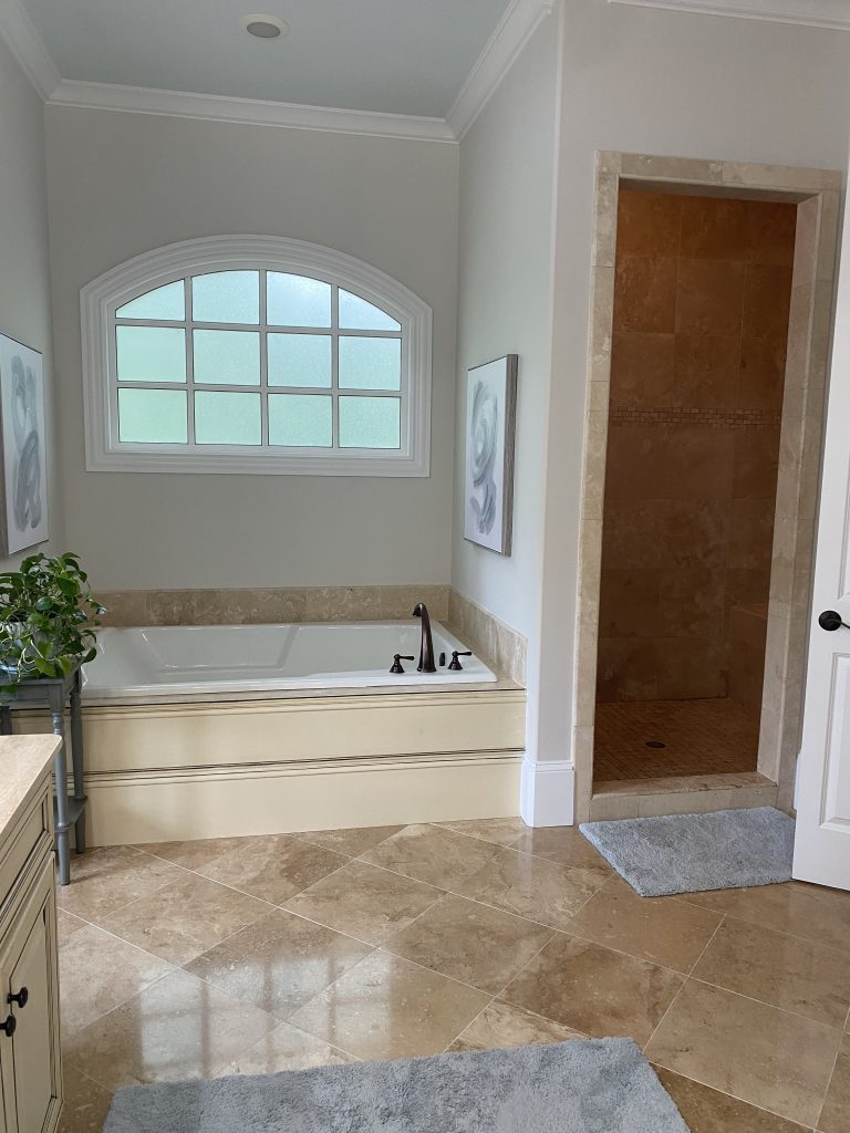 builders grade primary soaking tub and shower